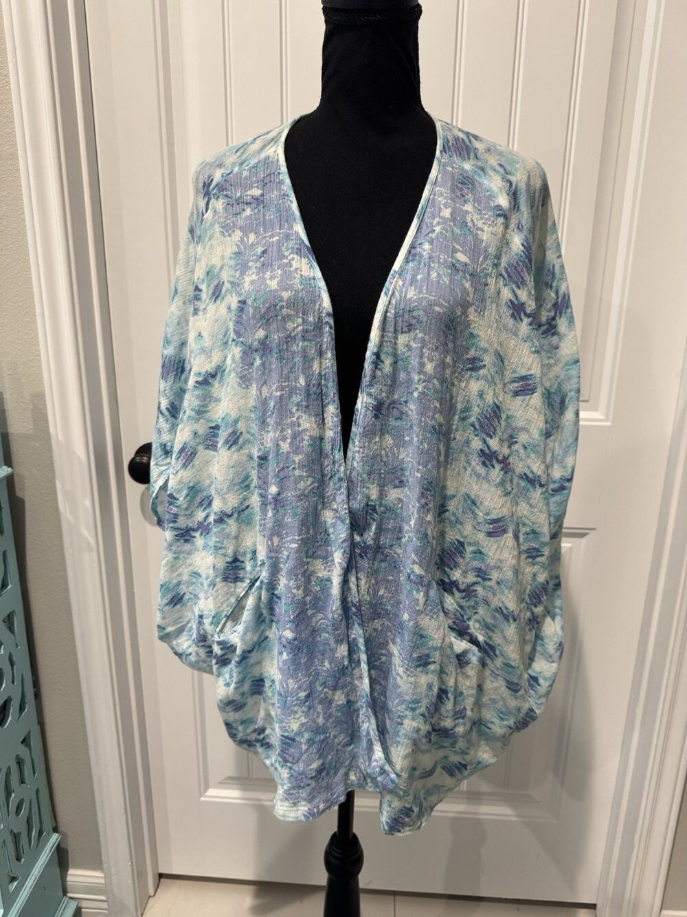 Beautiful Victoria Secret Kimono Coverup Women’s Sz Small Pockets!